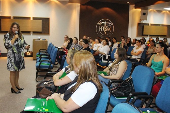 Secretárias de clínicas e consultórios participam de palestra sobre comunicação